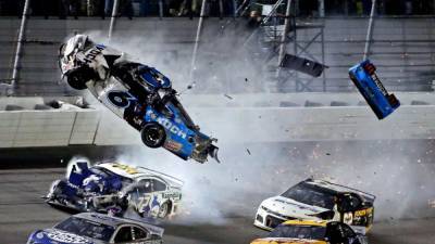 NASCAR расследует повление петли для повешения в гараже автогонщика