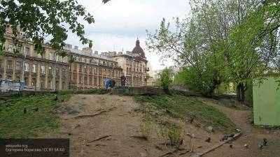 Активисты из Петербурга начали благоустраивать сквер Виктора Цоя