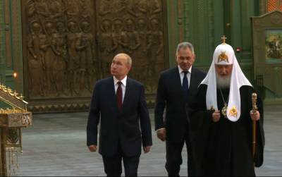 Путин посетил возведенный к годовщине Победы главный храм Вооруженных сил России