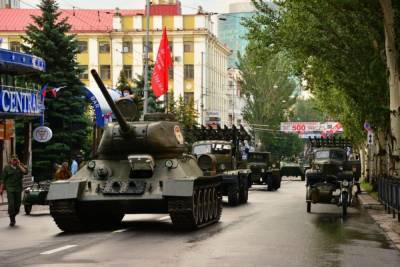 На репетиции Парада Победы в Донецке участвовало более ста единиц...