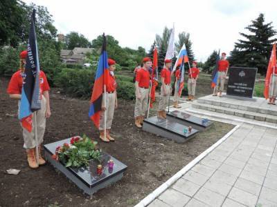 В ДНР открыли мемориальные плиты в местах захоронения советских...