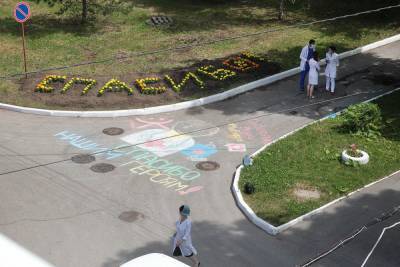 Спасибо врачам: на территории Ваныкинской больницы появилась необычная цветочная композиция
