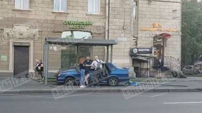 Автомобиль протаранил остановку в Петербурге — видео