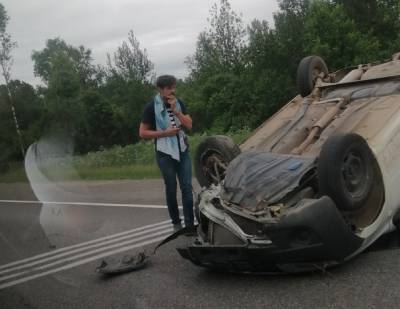 На трассе в Смоленской области автомобиль перевернулся на крышу