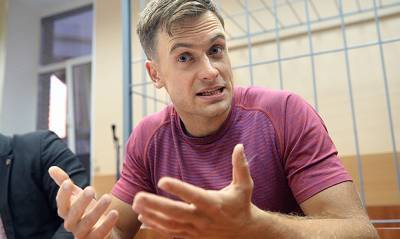 Петра Верзилова после длительного допроса арестовали на 15 суток за нецензурную брань около отделения полиции
