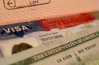 Власти США до конца года приостановили выдачу ряда виз