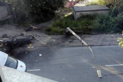 Водитель в Новосибирске врезался в столб и разбил лицо