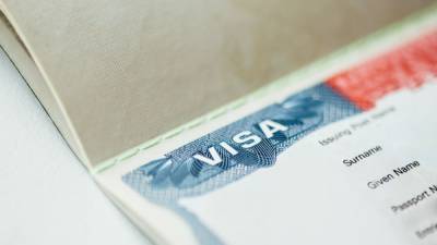 США приостанавливают выдачу рабочих виз до конца 2020 года