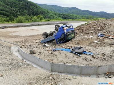Грузовичок Isuzu упал с дороги на Холмском перевале