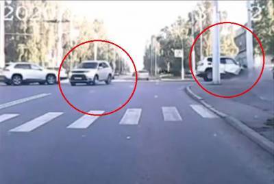 Столкновение BMW с опорой освещения в Кемерове сняли на видео