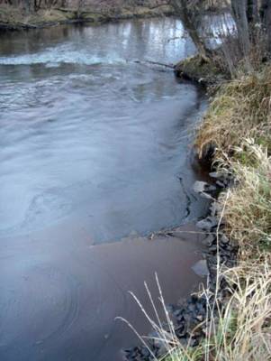 Разлив дизтоплива в Якутии: из почвы нефтепродукт попал в реку Алазея