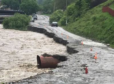 Из-за паводка на Прикарпатье и Буковине введены чрезвычайные меры безопасности