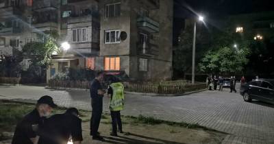 В Мукачево стреляли из автоматов возле жилого дома