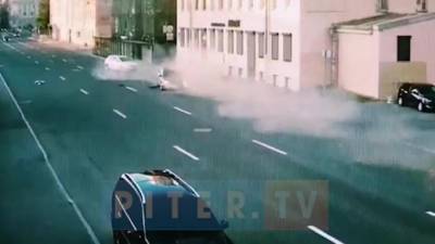 Видео: авто не смогли разойтись на пустой дороге на Боровой