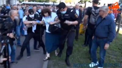 В центре Москвы задержали более 60 участников оппозиционного шествия к Кремлю