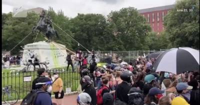 Протестующие в Вашингтоне пытались снести памятник президенту Джексону