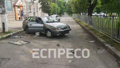В Киеве столкнулись легковушка и внедорожник, госпитализирована женщина
