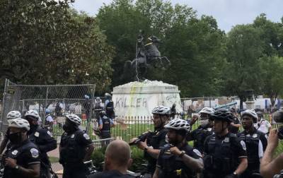 Протестующие под Белым домом пытались свалить статую бывшего президента