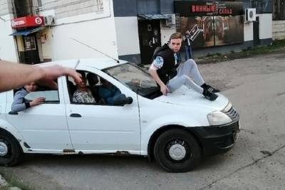 Восток — дело толстое: костромские полицейские разыскали водителя, возившего приятеля на капоте