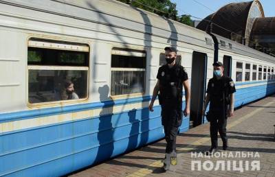 Полицейские будут раздавать маски в поездах и проверять соблюдение карантина