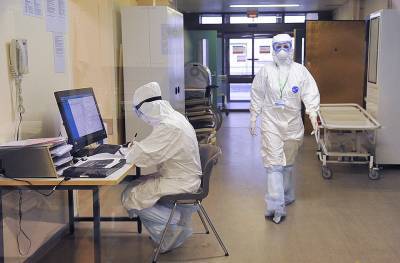 За последние сутки в России зафиксировано более 7,4 тысячи случаев коронавируса