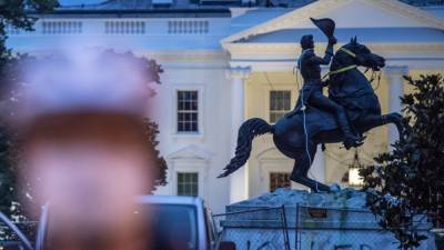 В Вашингтоне протестующие попытались снести памятник вблизи Белого дома