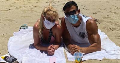 Бритни Спирс с молодым бойфрендом в масках сходили на пляж