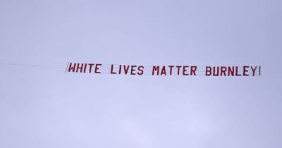 "Жизни белых важны": в Англии на футбольном матче в небе появился баннер сразу после акции против расизма