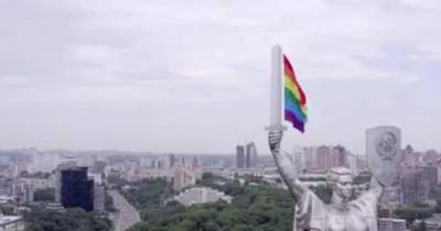 Гей-флаг над Родиной-Матерью и защита от неолиберальных "ценностей"