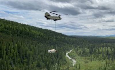 Из леса Аляски с помощью CH-47 Chinook убрали знаменитый автобус из фильма «В диких условиях» (ВИДЕО)