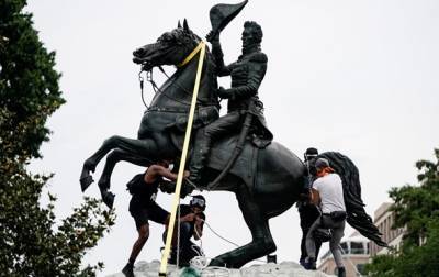 В Вашингтоне полиция разогнала протестующих, пытавшихся снести памятник Эндрю Джексону