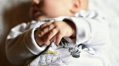 На крыльце Приозерской больницы нашли новорожденную девочку
