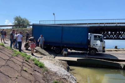 Вновь виноват грузовик: под Никополем обрушился понтон, установленный вместо упавшего во время пресс-конференции Зеленского моста