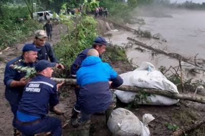 В Черновицкой области Украины прорвало две дамбы — возникла угроза потопа