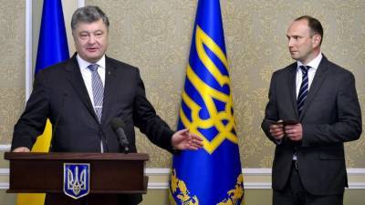 Замглавы МИД Украины отстранен из-за того, что он подозреваемый в деле против Порошенко