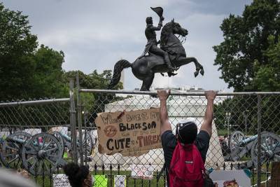 Протестующие у Белого Дома попытались свалить статую экс-президента США – видео