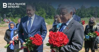 Премьер-министр Татарстана возложил цветы к могилам «премьеров» советского периода