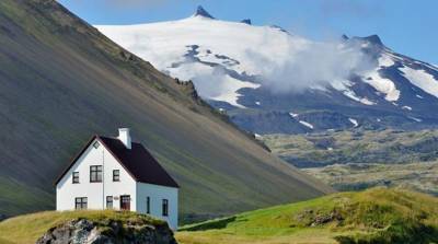 Власти Исландии предупреждают об угрозе извержения вулкана и фиксируют тысячи землетрясений