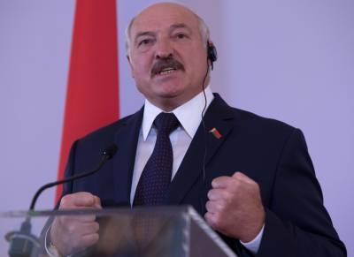 Не посиневшими пальцами, а рейтингом: Лукашенко не согласен с кличкой "Саша 3%"