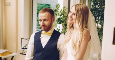 Денис Повалий в честь годовщины брака поделился трогательными свадебными фото