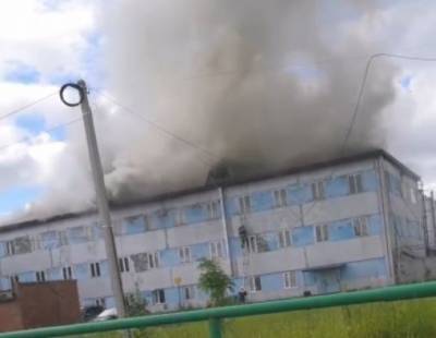 В Ноябрьске тушат офисное здание местной компании, крыша которого охвачена огнем