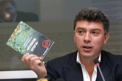 Немцов посмертно засудил покойного Лужкова