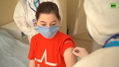 Вакцину против коронавируса ввели второй группе добровольцев — видео