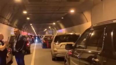 В тоннеле на проспекте Маршала Жукова в Москве загорелся автомобиль