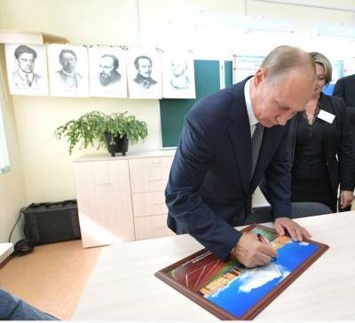 Принят закон Путина, обязывающий школы прививать детям уважение к «героям Отечества»