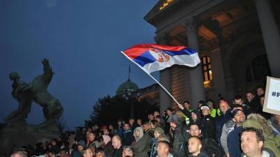 Евросоюз легитимирует революционный сценарий в Сербии