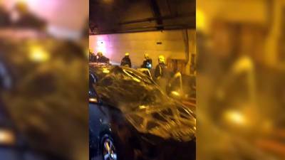 Загоревшийся автомобиль парализовал движение в Северо-Западном тоннеле (видео)