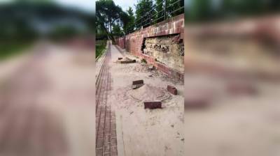 Воронежцам объяснили, почему за 3 недели не починили разрушенную в сквере стену