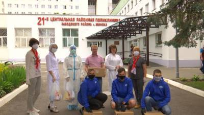 Активисты БРСМ передали средства дезинфекции столичной поликлинике