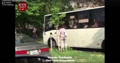 "Лось" за рулем: в Киеве маршрутка с пассажирами неслась прямо по тротуару